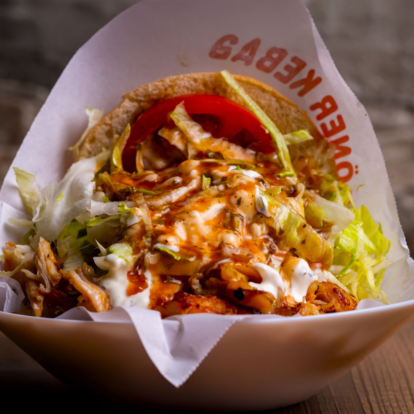 Döner im Fladenbrot mit Fleisch, Salat und Sauce