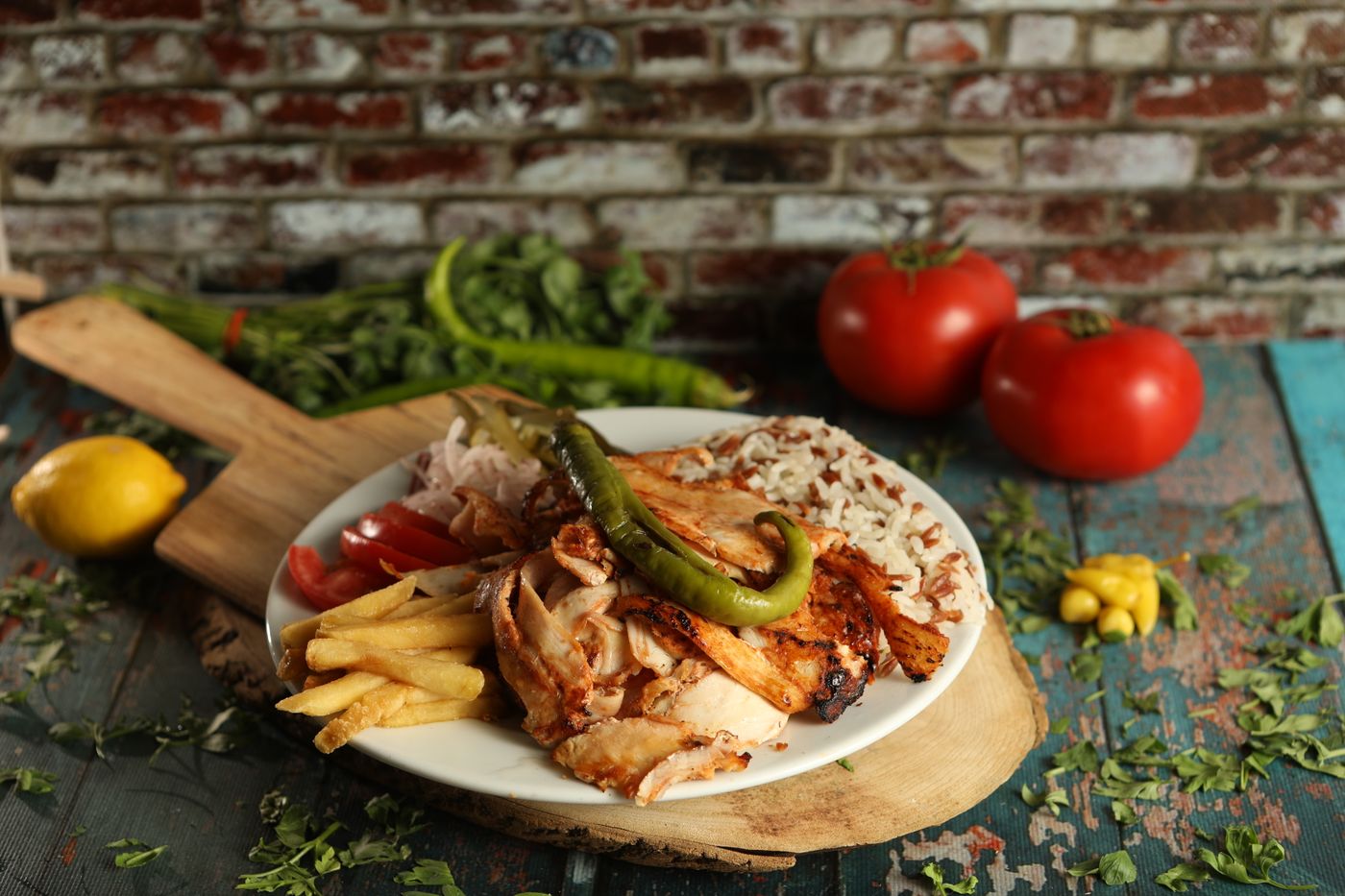 Döner-Teller mit Fleisch, Pommes, Reis und Gemüse