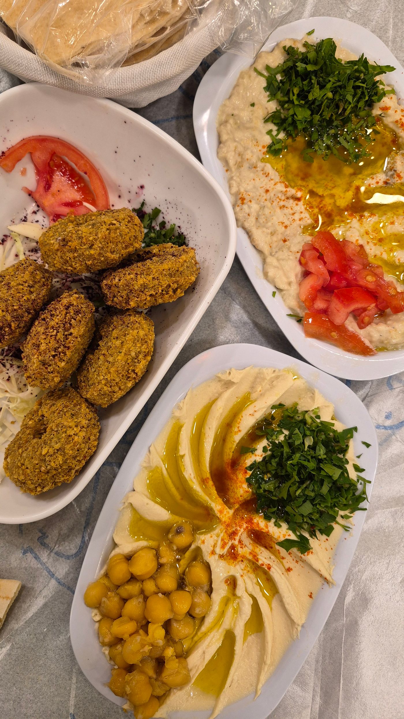 Falafel-Teller mit Hummus und frischen Beilagen