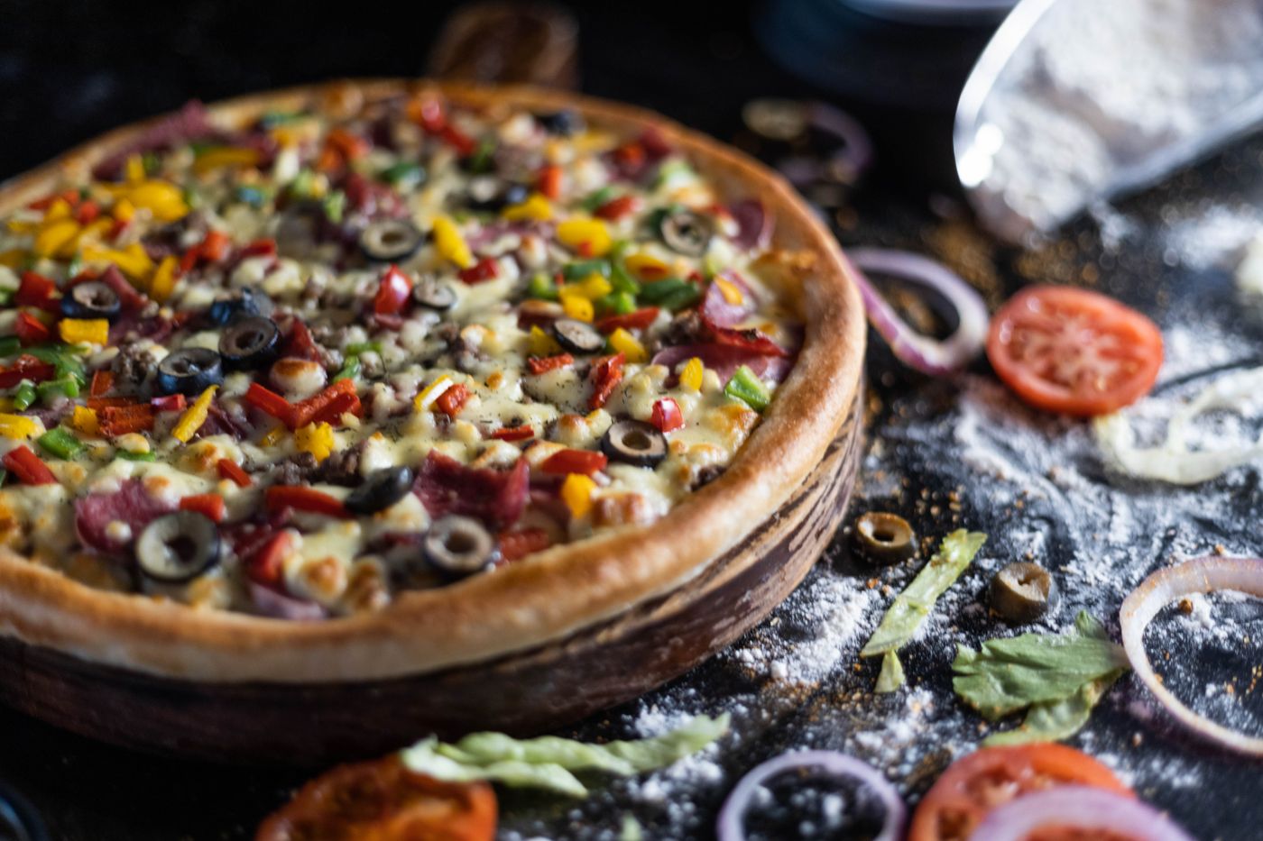 Ganze Pizza mit buntem Belag und knusprigem Rand