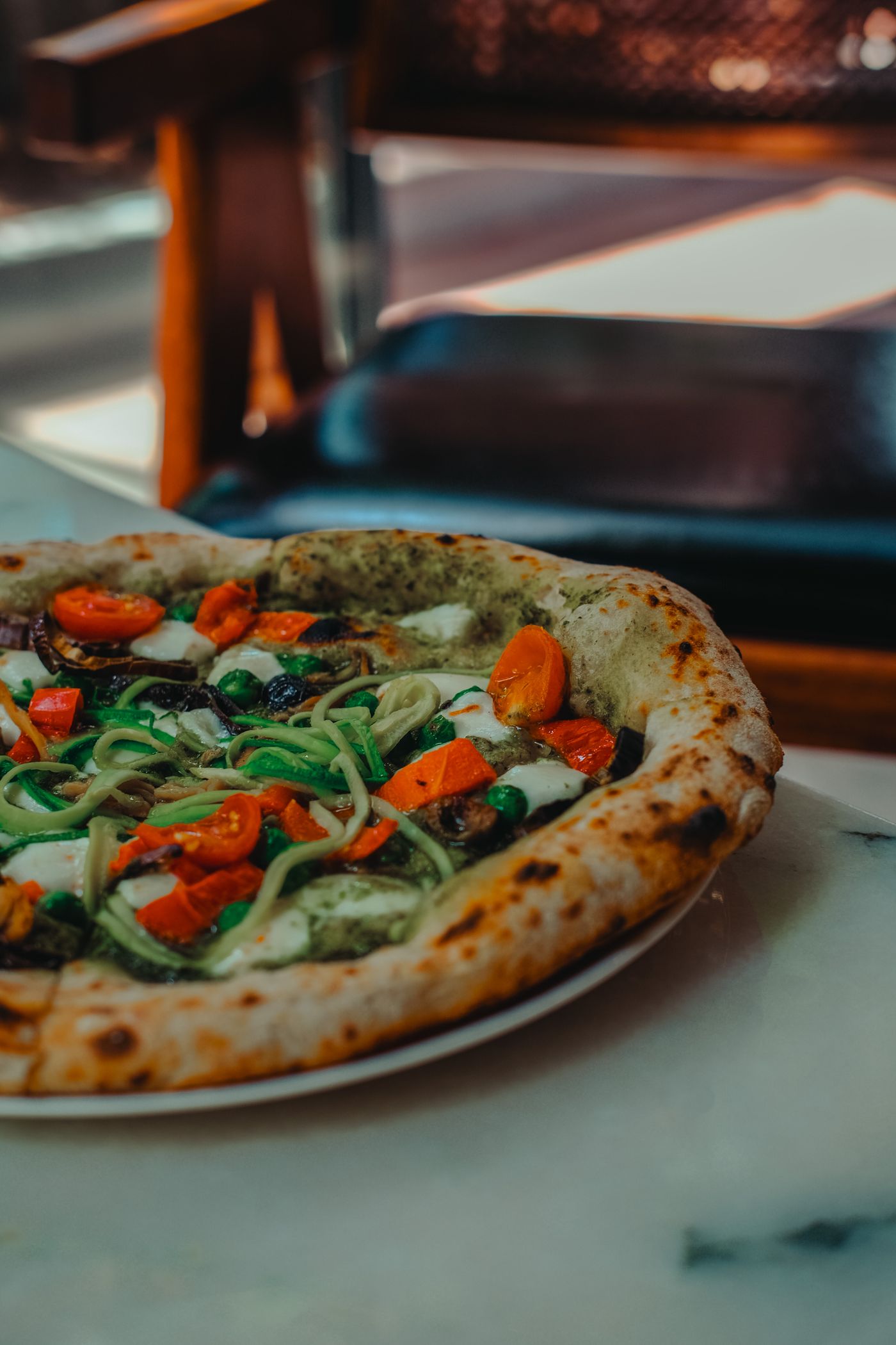 Pizza Vegetaria mit buntem Gemüse